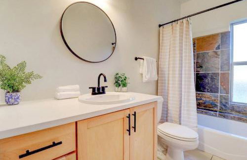 Epic 6BR with Pool, Spa and Fire Pit - Walk to Trails - Foto 25