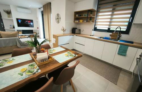 Floral Home 2 - 1st floor apt with private parking! - Photo 13