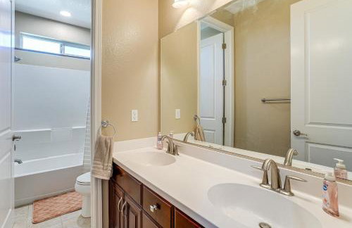 4 Mi to The Streets of Brentwood Home with Fire Pit - Foto 19