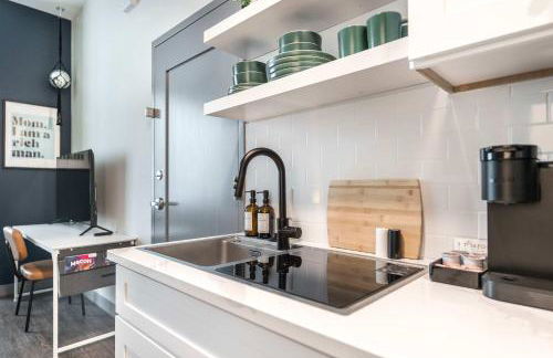 Bold and Bright Stay with Cher & Etta James Flair - Foto 13