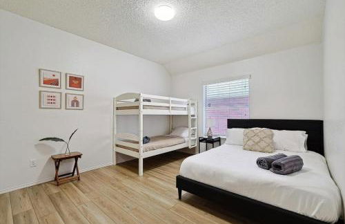 Deluxe Poolside Home, Modern 5BR with Gaming Room - Foto 24