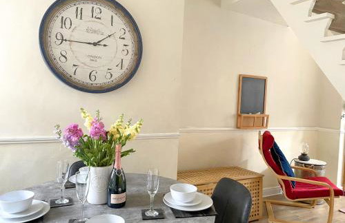 The Racecourse - Quaint Victorian Home With Free Parking - Foto 23