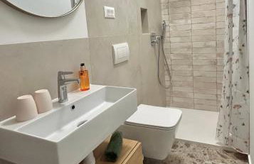 Omis apartment - near beach and town center, ground floor with small garden - Foto 58