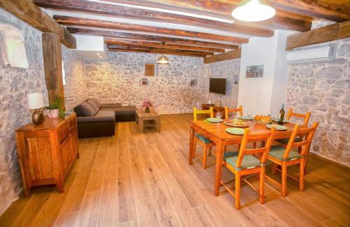 Heritage House Vrime - stone house with heated pool - Photo 31