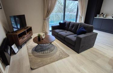 #23 Lux stylish 2 bed 2 bath with balcony NEC n12 - Sleeps 4 - "Perfect for contractors and Families - Free Parking" - Foto 1