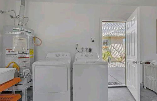 Pool & Hot Tub! Centrally Located, Less Than 3 Miles to The Strip! - Foto 31