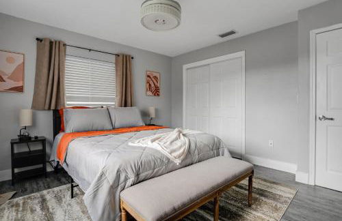 Luxe by Jenn - 3BR Retreat with Heated Pool - Photo 48