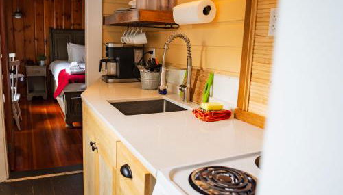 Cottage 10 - King Bed Child Loft w Twin Private Bath Kitchenette Pets Allowed Fee applies - Foto 3, stove