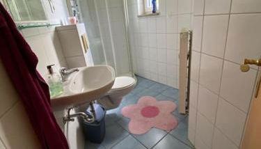 Zimmer mit eigenem Bad in Einfamilienhaus - Foto 5