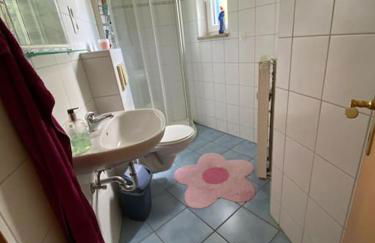 Zimmer mit eigenem Bad in Einfamilienhaus - Foto 5