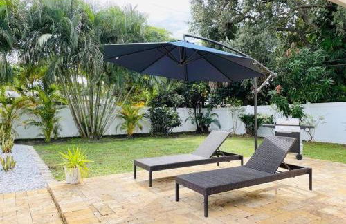 Tropical Oasis House Private Pool Family Yard - Photo 2