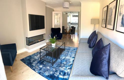 3 bedroom - 2 bathroom Townhouse in Corstorphine Near Murrayfield Stadium - Direct Bus To Edinburgh City Centre in 20 Minutes - Two Private Parking Spaces - Private Sunny Garden - Recently Refurbished - Foto 1