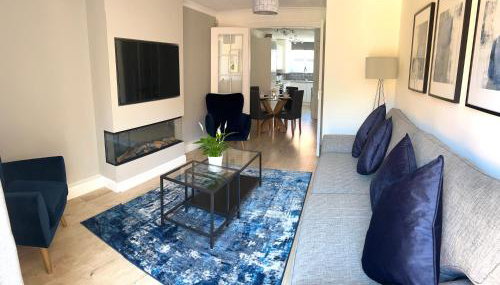 3 bedroom - 2 bathroom Townhouse in Corstorphine Near Murrayfield Stadium - Direct Bus To Edinburgh City Centre in 20 Minutes - Two Private Parking Spaces - Private Sunny Garden - Recently Refurbished - Foto 1