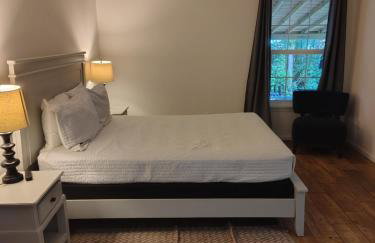 Modern, Upscale, and New Blue Bungalow in the heart of Downtown St Augustine - Foto 15
