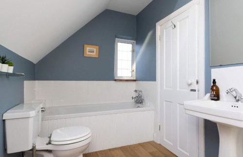 Spacious Coastal Family Home Sleeps 8 - Photo 21