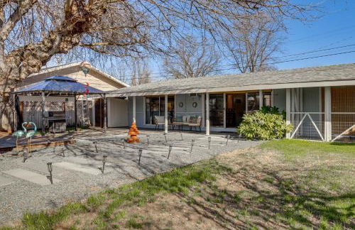 Clear Lake Gem on Canal with Dock Dogs Welcome! - Foto 3