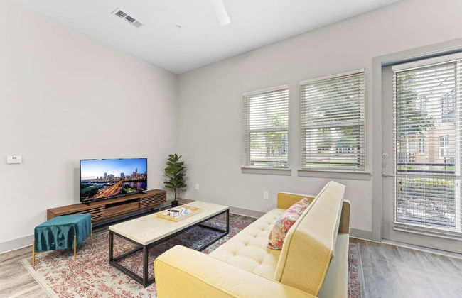 Upscale 1BR King Suite Close to Downtown w Fast Wifi - Foto 11