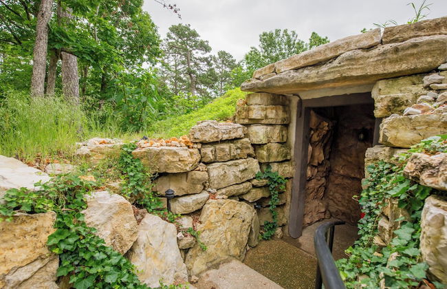 Eureka Springs Treehouses, Hobbit Caves & Castles - Photo 20