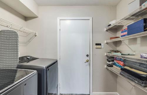 North ATX Paradise Oasis pool w Hot Tub 4BR 2 half BA - Foto 19