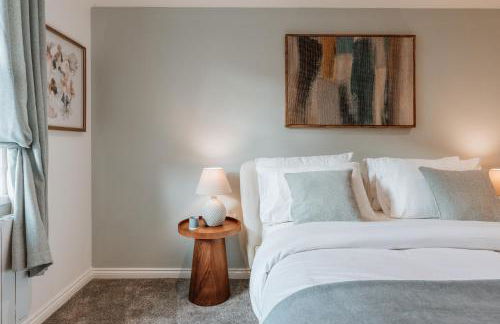 2 Bed Apartment Overlooking the Square Step Out to Shops & Dining - Foto 26