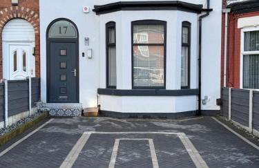 Luxury 6-Bed Home Near City Centre, Sleeps 12 plus- Cinema Room, Games Room, 5 Bathrooms & Driveway for Multiple Cars - Photo 36