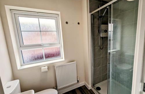 Modern Comfy 3 Bed Home - Free 2 space driveway - Free road parking - Free Netflix - Foto 19