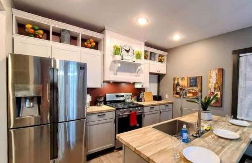 King Bed In Main Floor - Downtown Vacation Rental - Foto 25