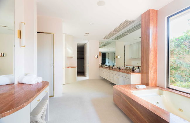 Moonshine by Avantstay Modern & Stylish Estate w/ Bar, Fire Pit & Hot Tub 5 bd - Foto 16