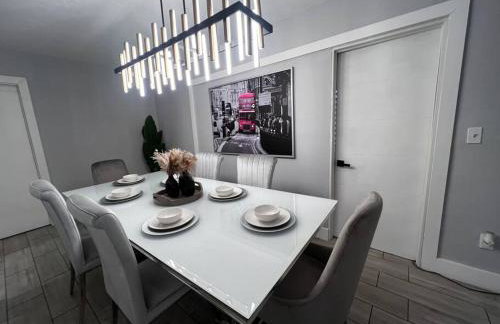 Luxurious Westchester Home Near Miami Clinics - Photo 25