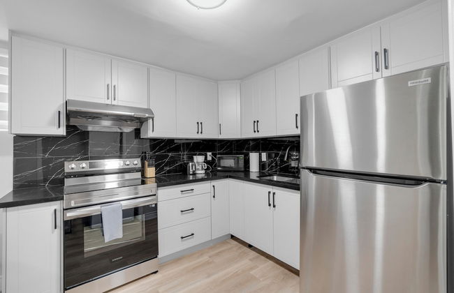 Beautiful House - On A Quiet Street - Photo 28