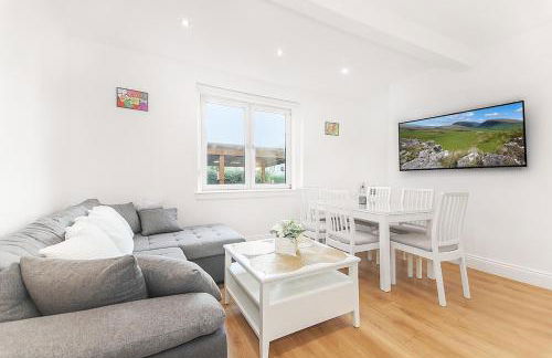 Private Hot Tub - Garden Terrace - Free Parking - Zen & Bubbles - Foto 5