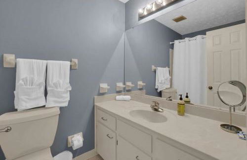 Spacious 4BR Family Home with Game Room - Foto 23