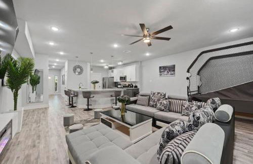 Modern 2024 Townhome with Indoor Hoops Huge TVs and Gray Chic Design - Foto 21