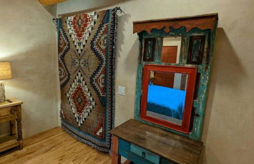 Enchanted Casita with Private Outdoor Hot Tub and Patio, Near Santa Fe Plaza, Sleeps 4 with free parking - Foto 41