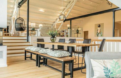 Traditional Architecture Meets Modern Design - Photo 5