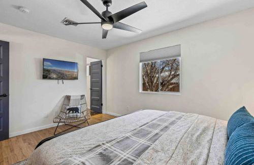 Walk to GC Train Depot and Route 66, king beds, game room, BBQ, firepit - Photo 14