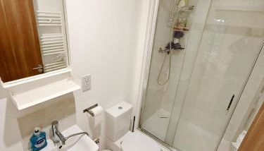 Modern 1 Bedroom Ensuite Huge Open Plan Living with Balcony 2 Bathroom - Foto 5