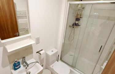 Modern 1 Bedroom Ensuite Huge Open Plan Living with Balcony 2 Bathroom - Foto 5