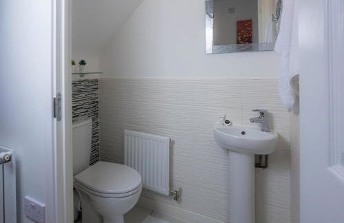 Modern 2 Bed House with Parking and Garden - Photo 8