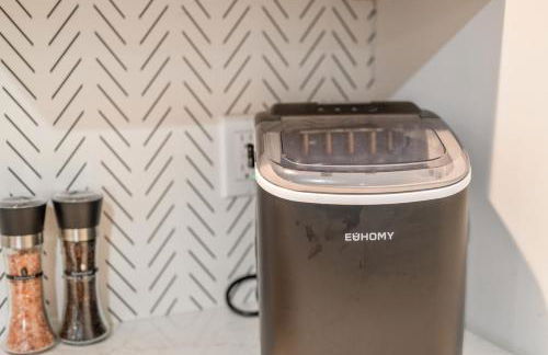 Couples Retreat with Hot Tub, Beach Cruisers, Spa Bath - Foto 17