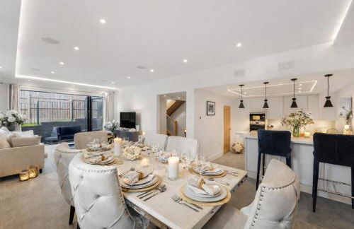 Luxury 4BR Smart Home with Smart Features, Garden, SkyStream & Free Parking - Sleeps Up To 8 in Gerrards Cross SL9 - Photo 1