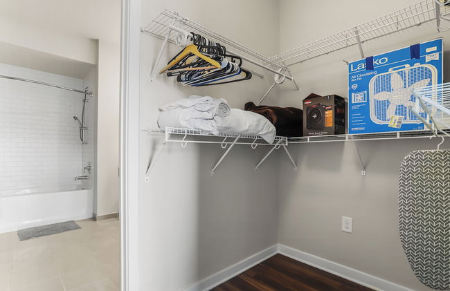 Huntington Apartments near Huntington Metro - We Host - Photo 10