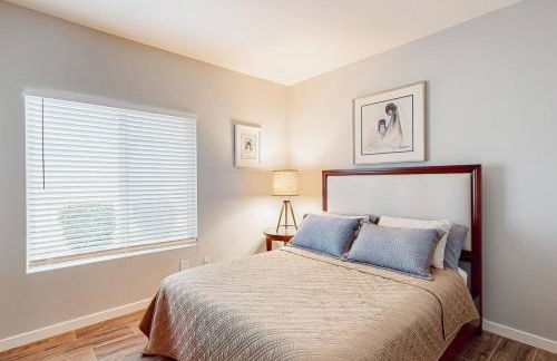 Lake view desert stay with pool, patio, grill, & smart TVs - snowbird-friendly - Foto 14