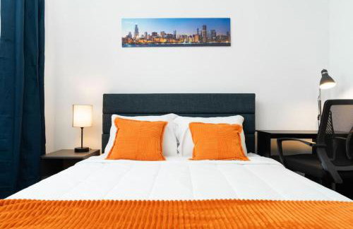 Artistic Loft Rooftop Uptown Montrose Beach GymWFH - Photo 6