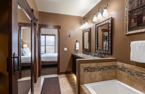 Private Hot Tub, Minutes to Ski, Cozy Getaway, Beautiful Condo- Large 3BR, Private Garage! - Photo 24