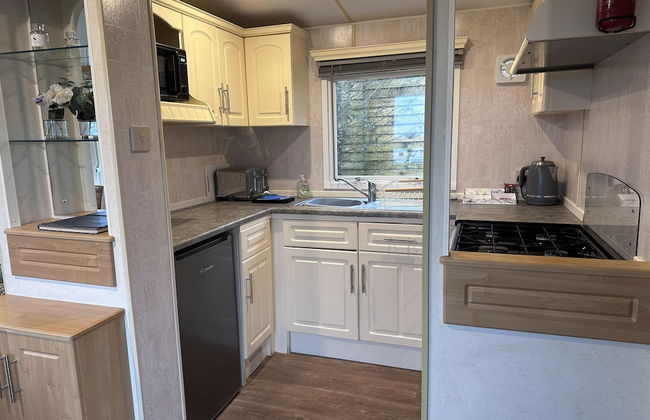 Captivating 2-bed Static Caravan in Holyhead - Photo 12