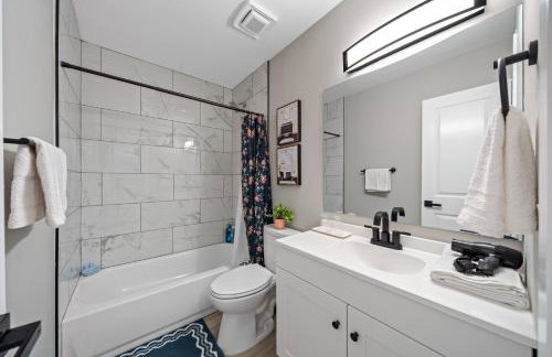 Entire Private Home with 3 Bedrooms 2 Bathrooms, Hot Tub, Garage, King Bed, Available Now - Foto 30