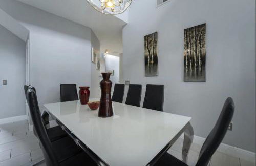 Fully Refurbished Vacation Home with South Facing Pool and Spa with Lake View in Quiet Community Nr Disney - Foto 15