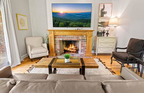 15 Minutes to Asheville! Spacious 7BR Luxury Home | Pool | Hot Tub | Game Room - Foto 23