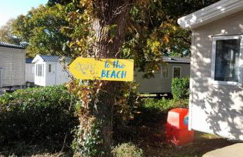 Family breaks at Rockley Park with Prosecco and a box of chocolates on arrival - Photo 25